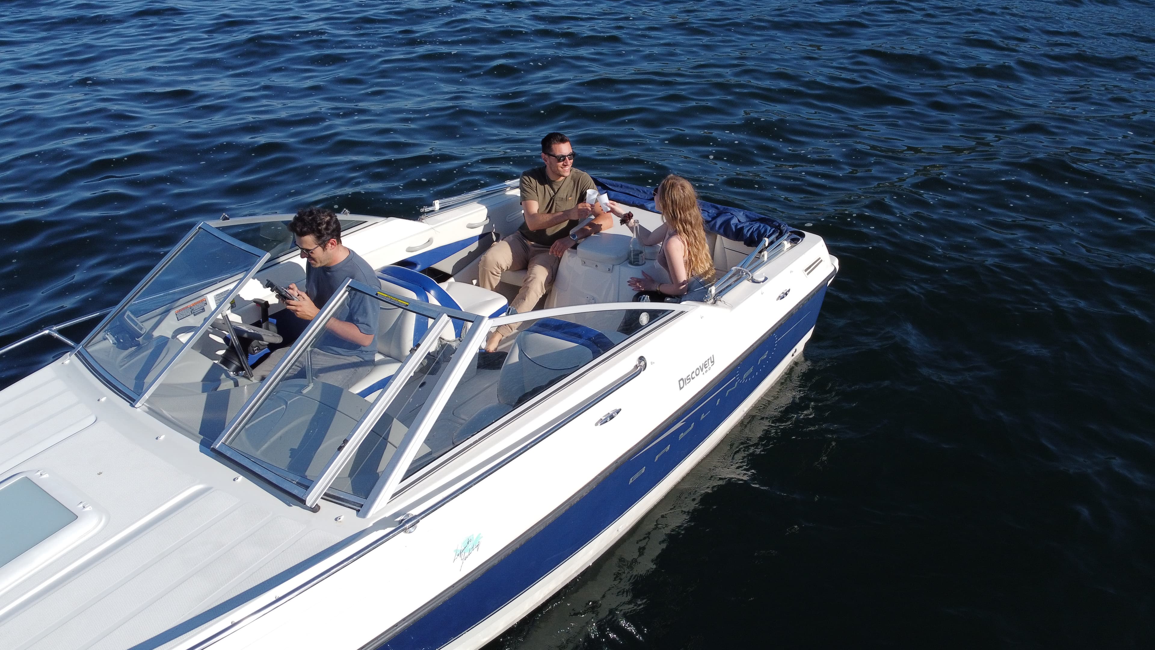 Bayliner Discovery 192 con passeggeri - vista aerea